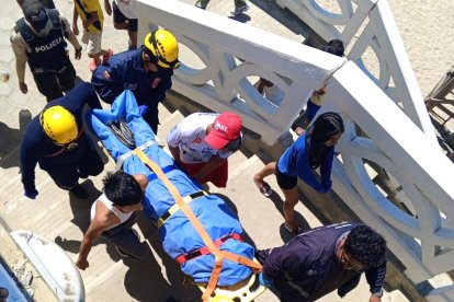 El personal participó en el levantamiento del cuerpo de la joven que pereció ahogada