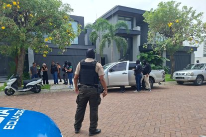 La Policía y la Fiscalía llegaron hasta la urbanización La Península, donde ingresaron a tres viviendas.