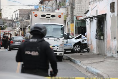 Policías especializados llegaron al sitio del crimen en Las Malvinas.