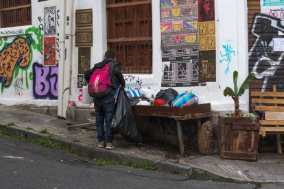 Afuera del inmueble se colocaron bancas y espacios para recoger la basura.
