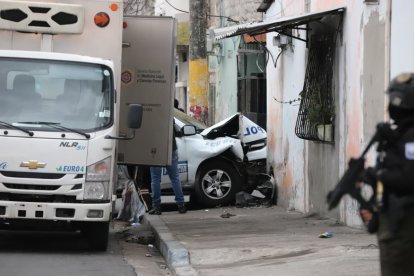 Así quedó el vehículo del policía asesinado en el sur de Guayaquil.