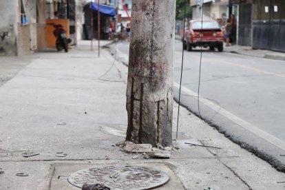 Así se encuentra el poste dañado por el que temen los vecinos.
