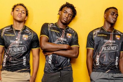 La camiseta alterna de Barcelona con el color negro como base.