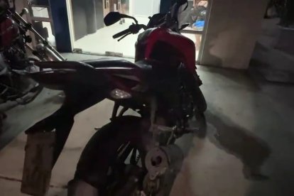 La motocicleta hallada en poder de los menores de edad.