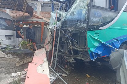 El bus se estrelló contra el cerramiento de una vivienda cercana al redondel de Terremoto, avenida Bolivariana.