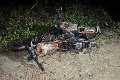 Estas son las dos motos quemadas halladas junto a los cuerpos.