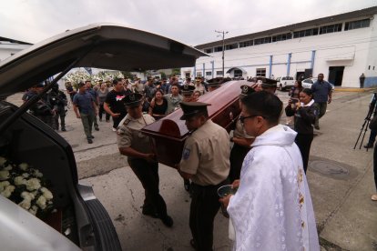 El servidor policial fue despedido con honores.