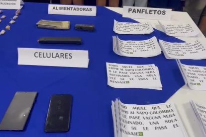 Los panfletos encontrados en poder de los menores de edad.
