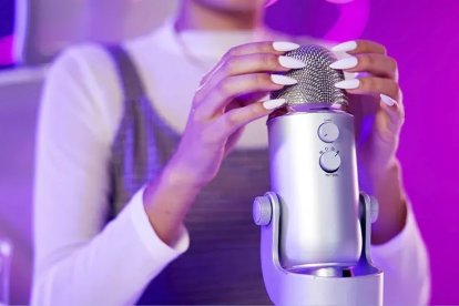 El ASMR consiste en realizar sonidos leves con distintas cosas como partes del cuerpo.