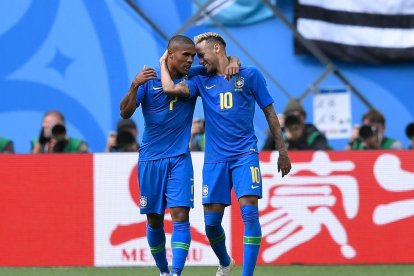 Douglas Costa junto a Neymar en la selección brasileña de fútbol.