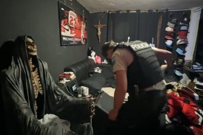 El tipo aprehendido dormía cerca de una calavera en forma de silla.