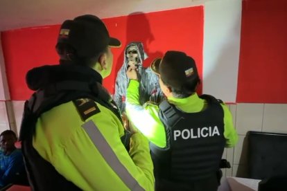 Policías revisaron de qué tipo de material estaba hecho el esqueleto. 