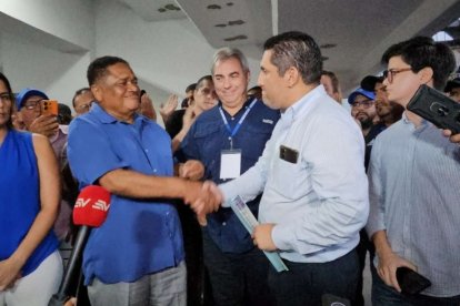 Jorge Guzmán (i) ganó las elecciones de Emelec el 27 de febrero.