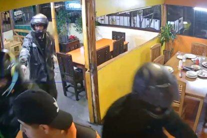 Según las víctimas había dos sujetos más, durante el atraco.