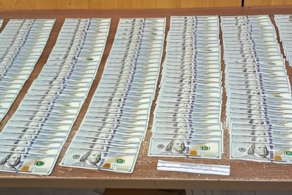 Los dólares falsos estaban escondidos en un doble fondo.