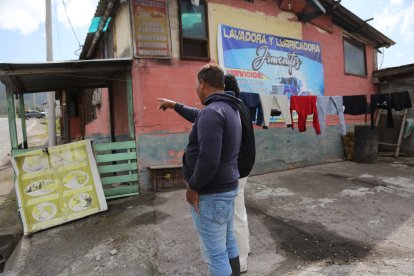 Un morador muestra el sitio exacto donde hallaron el cadáver de Luis Jijón.