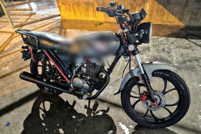 En esta moto se movilizaban los detenidos.