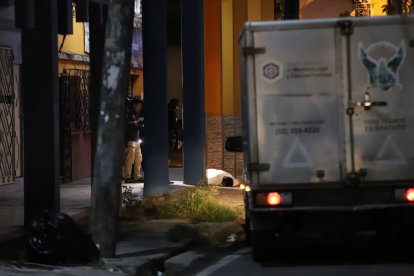 Uno de los cuerpos quedó a 50 metros del vehículo.