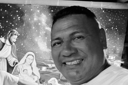 Darío Vera, en vida, frente a un mural navideño en Tonchigüe. Su compromiso con la comunidad permanece en la memoria colectiva.