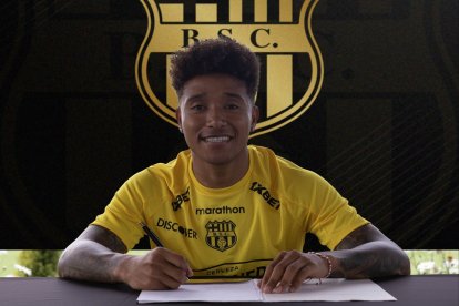 Jonnathan Mina, máximo asistidor de la LigaPro 2025, refuerza el puesto de lateral izquierdo del Ídolo.