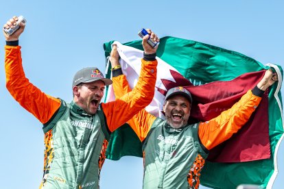Nasser Al Attiyah y Fabian Lurquin celebran la victoria en el Dakar 2026.