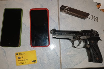 Un arma de fuego se decomisó a los implicados del robo a taxista.