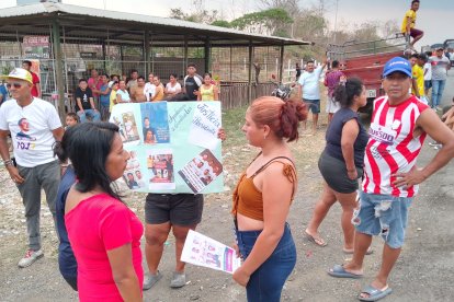 Habitantes salen con carteles para hacer pública su angustia por sus vecinos desaparecidos.