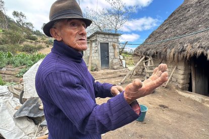 Don Manuel Vega todos los días debe sacar con baldes el agua que brota de la tierra.