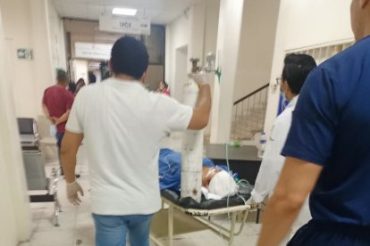 La joven recibió un disparo en la cabeza y su condición es crítica.