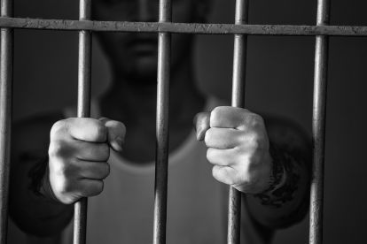 Durante las requisas en las cárceles, los policías suelen hallar armas, licor y drogas.