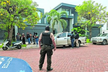 La Policía allanó tres casas en Samborondón.