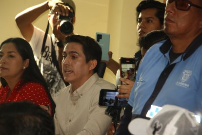 El edil Bruno Dedé cuestiona reuniones del alcalde Francisco Tamariz con la compradora identificada como Jenny Ramírez.