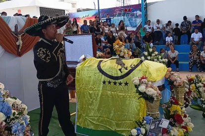 Con música, flores y profunda emoción, Tonchigüe rindió homenaje al vocal Darío Vera Olivo en su despedida final.