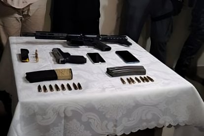 Las armas encontradas en poder de los criminales.