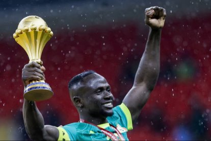 Sadio Mané, referente y capitán de la selección de Senegal, levanta el trofeo de la Copa Africana.