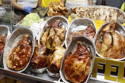 En su puesto se puede adquirir el hornado por libra.