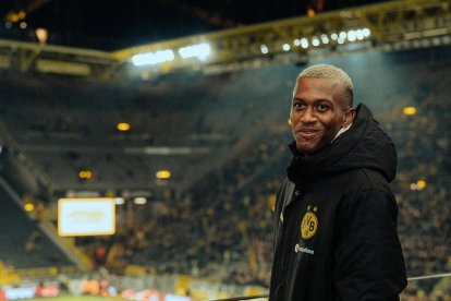 Un sonriente Lerma posa en el Signal Iduna Park.