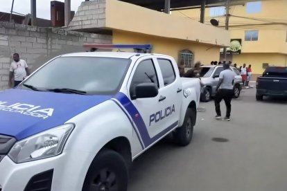 Una patrulla de la Policía Nacional permanece en el sector Santa Martha #2, en Esmeraldas, tras el asesinato de dos hombres la tarde de este lunes 19 de enero.