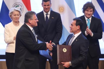 El Comisario de Comercio de la Comisión Europea, Maroš Šefčovič (i) y el ministro de Relaciones Exteriores de Paraguay, Rubén Ramírez (d).