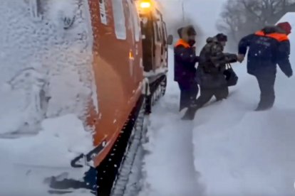 La histórica nevada en Rusia cubrió calles y autos.