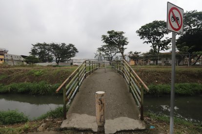 Los vecinos decidieron instalar estructuras para evitar la huida en moto sobre los puentes de una zanja.