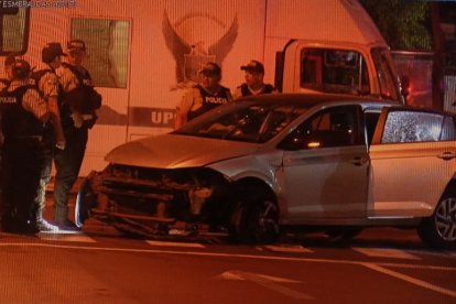 El carro en

 el que se movilizaban los 5 sujetos quedó abandonado.