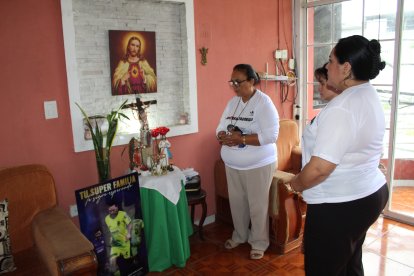 Teresa Ordóñez y familiares rezan frente al altar que mantiene viva la esperanza de saber algo sobre su paradero.