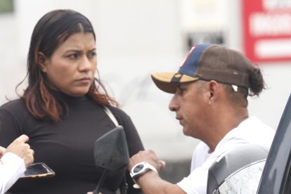 Familiares de Moisés Gómez Mantuano, recluso fallecido en octubre, llegaron ayer a la morgue.