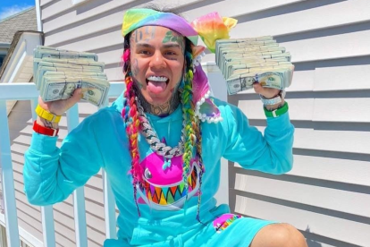 Tekashi 69 continúa recluido en el Centro de Detención Metropolitano de Brooklyn, mientras en redes sociales circulan rumores no confirmados sobre su supuesta muerte en prisión.