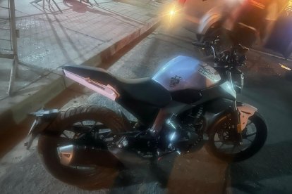 Durante el operativo,incautaron varios elementos vinculados al delito, entre ellos: cinco motocicletas, un teléfono móvil y dinero en efectivo.