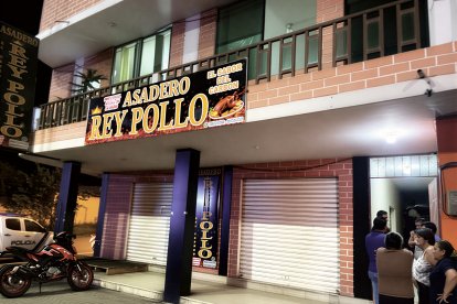 Fachada del inmueble donde funciona el asadero Rey Pollo, en la parroquia La Unión, lugar en el que una joven fue hallada sin vida.