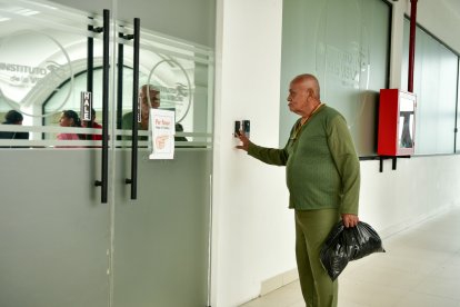 Don Víctor, mientras esperaba por su turno en la clínica donde fue atendido.