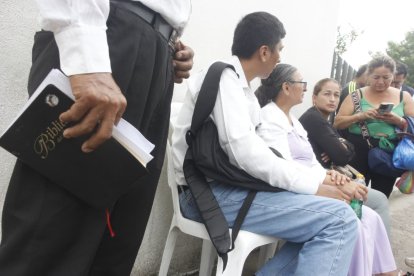 Familiares lamentaban la pérdida del entrenador, este 21 de enero de 2026.