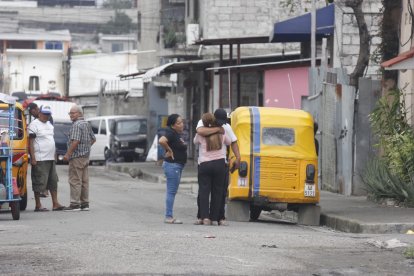 Allegados de víctimas se lamentaban.